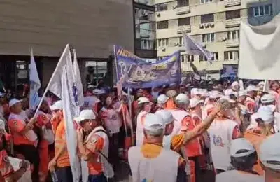 Sute de ambulantieri protesteaza la Ministerul Sanatatii. Salariile pot scadea cu 4000 de lei