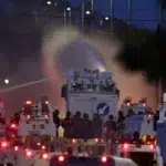 Politia scoate tunurile cu apa pe strazile din Belfast. 200 de ofiteri intervin la proteste