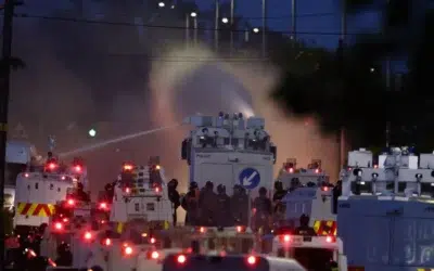 Politia scoate tunurile cu apa pe strazile din Belfast. 200 de ofiteri intervin la proteste