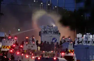 Politia scoate tunurile cu apa pe strazile din Belfast. 200 de ofiteri intervin la proteste