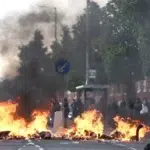 Sute de manifestanți dau foc la mașini și case în Belfast. Pompierii raportează 256 de apeluri