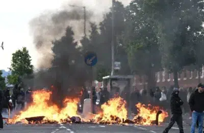 Sute de manifestanți dau foc la mașini și case în Belfast. Pompierii raportează 256 de apeluri