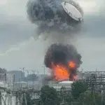 Drone ucrainene lovesc rafinaria din Moscova. Rusia limiteaza vanzarea de benzina la 50 de litri