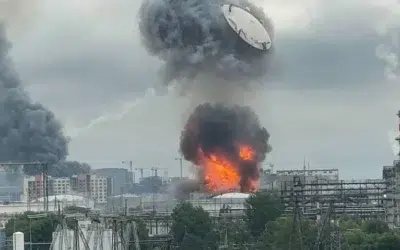 Drone ucrainene lovesc rafinaria din Moscova. Rusia limiteaza vanzarea de benzina la 50 de litri