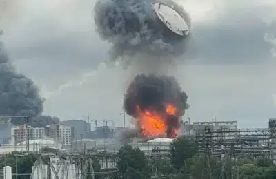 Drone ucrainene lovesc rafinaria din Moscova. Rusia limiteaza vanzarea de benzina la 50 de litri