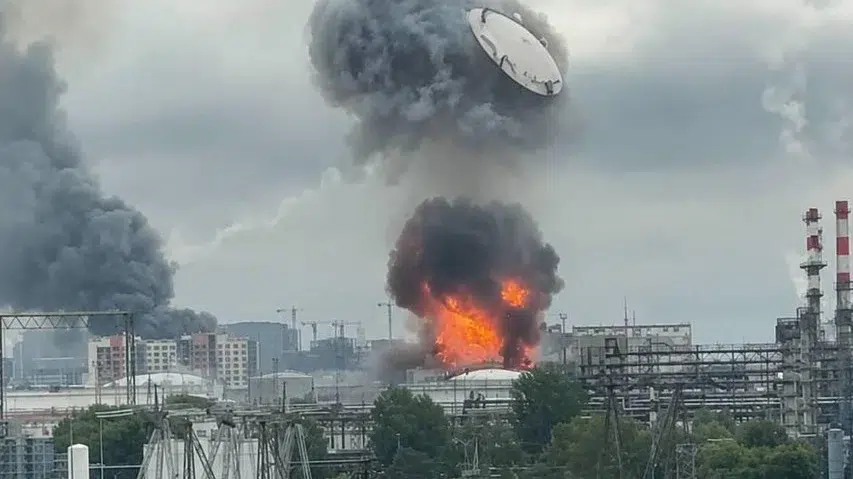 Drone ucrainene lovesc rafinaria din Moscova. Rusia limiteaza vanzarea de benzina la 50 de litri