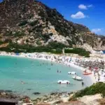 Italia interzice umbrelele pe plajele din Sardinia. Turistii platesc 10 euro la intrare