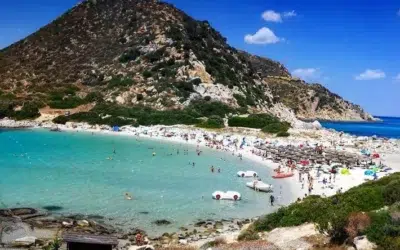 Italia interzice umbrelele pe plajele din Sardinia. Turistii platesc 10 euro la intrare