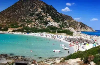 Italia interzice umbrelele pe plajele din Sardinia. Turistii platesc 10 euro la intrare