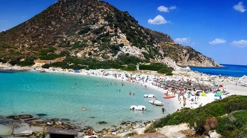 Italia interzice umbrelele pe plajele din Sardinia. Turistii platesc 10 euro la intrare