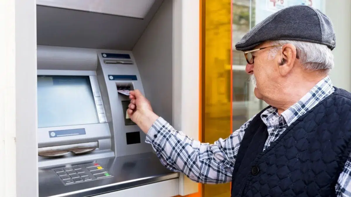 Romanii pot retrage sumele exacte de la orice bancomat. Proiect de lege cu amenzi de 100.000 lei