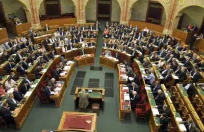 Parlamentul din Ungaria taie salariile deputatilor cu 40 la suta. Noul venit scade la 3690 euro