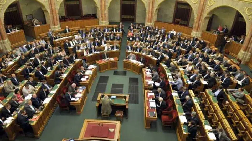 Parlamentul din Ungaria taie salariile deputatilor cu 40 la suta. Noul venit scade la 3690 euro