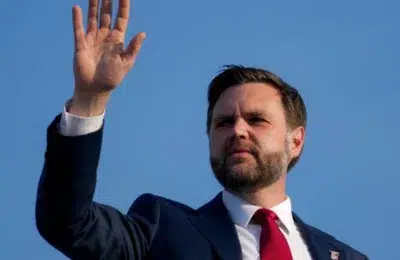 SUA suspenda sanctiunile pentru petrolul iranian. Trump anunta scaderea preturilor la carburanti