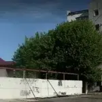 Un craiovean a blocat aleea unui bloc cu un gard. 20 de locatari intra in case printr- un magazin
