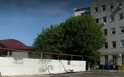 Un craiovean a blocat aleea unui bloc cu un gard. 20 de locatari intra in case printr- un magazin