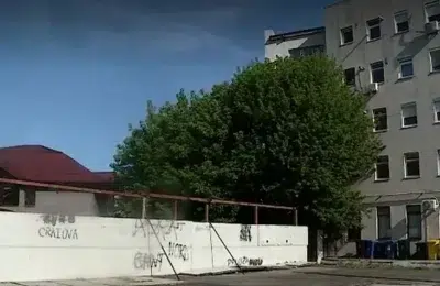 Un craiovean a blocat aleea unui bloc cu un gard. 20 de locatari intra in case printr- un magazin