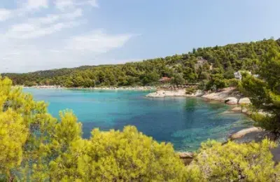 Turisti romani jefuiti de 750 de euro in Halkidiki. Hotii deschid masinile fara urme