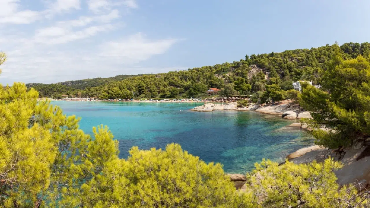Turisti romani jefuiti de 750 de euro in Halkidiki. Hotii deschid masinile fara urme