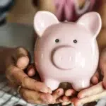 60% dintre romani nu au bani pentru urgente financiare. Datele noului studiu