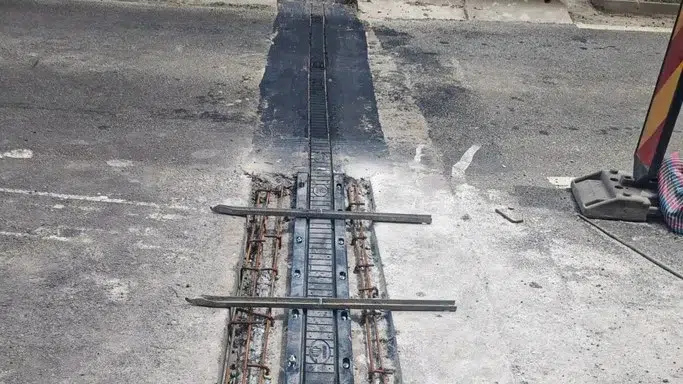 Traficul pe viaductul Râu Vadului se reia joi pe ambele sensuri. Șoferii scapă de cozile de pe DN7