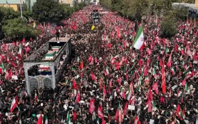 Sicriul lui Ali Khamenei traverseaza Teheranul. Israel ameninta cu eliminarea noii conduceri