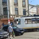 Un BMW parcat pe șine blochează tramvaiul 21 aproape o oră. STB cere controale