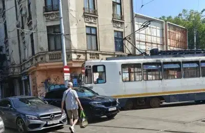 Un BMW parcat pe șine blochează tramvaiul 21 aproape o oră. STB cere controale