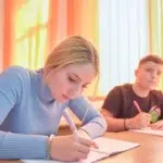 Aproape 131.000 de elevi sustin proba la alegere a Bacalaureatului. Ministerul anunta regulile
