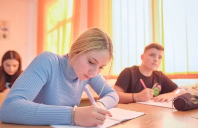 Aproape 131.000 de elevi sustin proba la alegere a Bacalaureatului. Ministerul anunta regulile