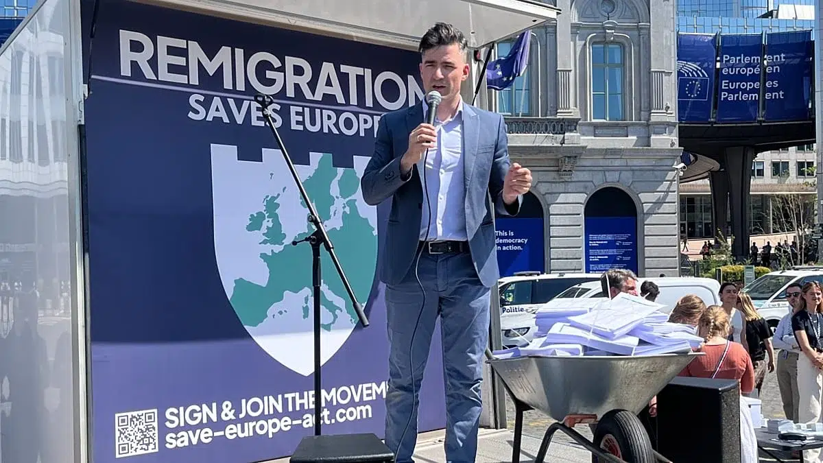 Activistii de extrema dreapta dau in judecata Comisia Europeana. Miza este legea remigratiei