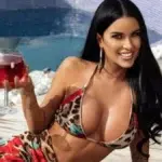 Daniela Crudu lucrează pe platforme pentru adulți. Fosta asistentă TV amână nunta pentru copii