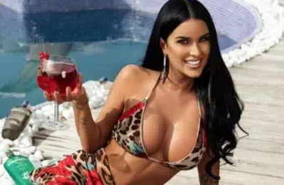 Daniela Crudu lucrează pe platforme pentru adulți. Fosta asistentă TV amână nunta pentru copii