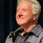 Dustin Hoffman premiat la Karlovy Vary. Actorul prezinta o copie color a filmului Absolventul