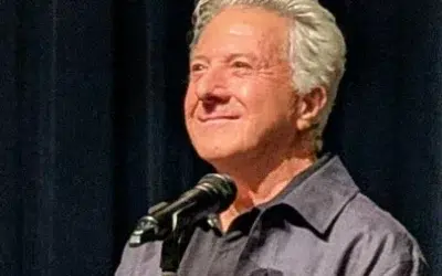 Dustin Hoffman premiat la Karlovy Vary. Actorul prezinta o copie color a filmului Absolventul