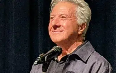 Dustin Hoffman premiat la Karlovy Vary. Actorul prezinta o copie color a filmului Absolventul