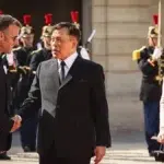 Fotografie falsa cu Emmanuel Macron in genunchi in fata regelui Thailandei. Guvernul dezminte