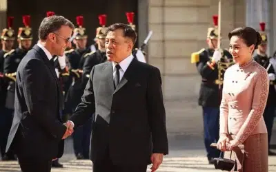 Fotografie falsa cu Emmanuel Macron in genunchi in fata regelui Thailandei. Guvernul dezminte