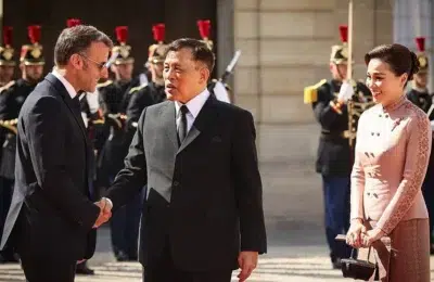Fotografie falsa cu Emmanuel Macron in genunchi in fata regelui Thailandei. Guvernul dezminte
