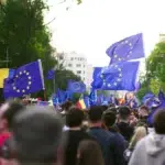 73% dintre romani vad beneficiile apartenentei la UE. Banii si inflatia raman principalele griji