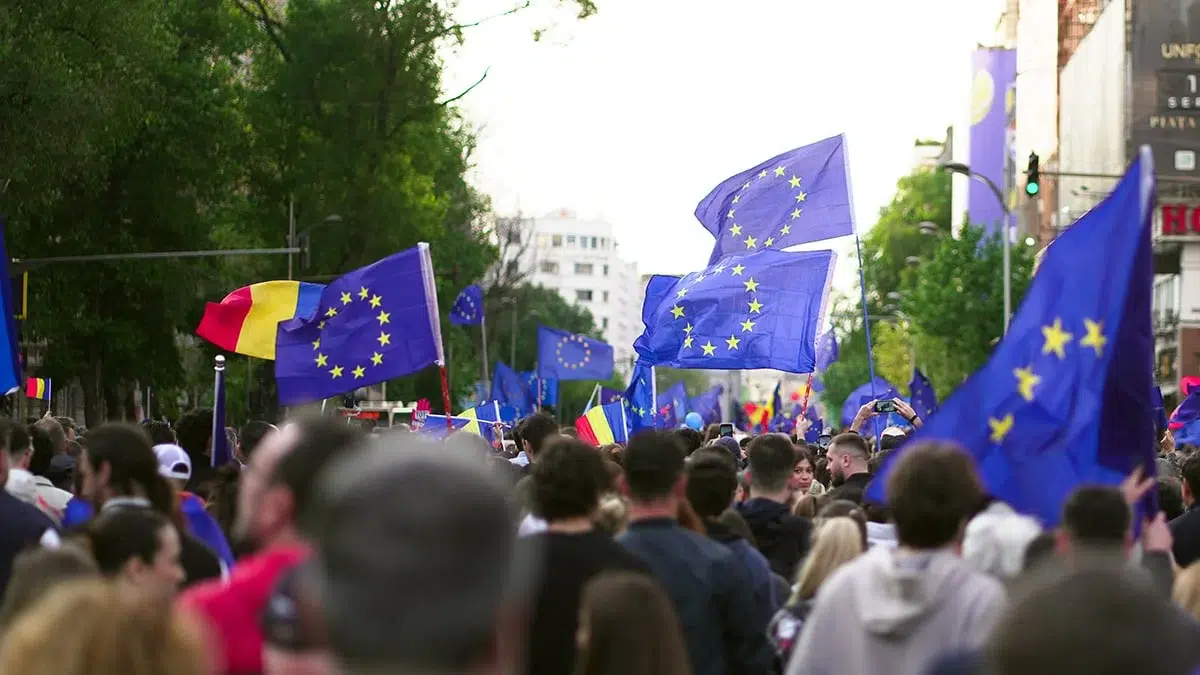 73% dintre romani vad beneficiile apartenentei la UE. Banii si inflatia raman principalele griji