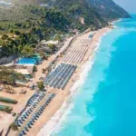 Turiștii români reclamă prețurile ascunse din Lefkada. Parcarea la plajă ajunge la 10 euro