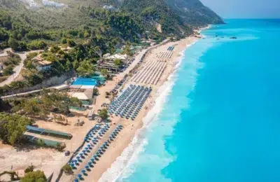 Turiștii români reclamă prețurile ascunse din Lefkada. Parcarea la plajă ajunge la 10 euro
