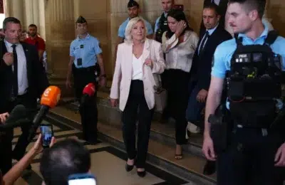 Marine Le Pen candideaza la presedintia Frantei. Judecatorii ii impun o bratara electronica