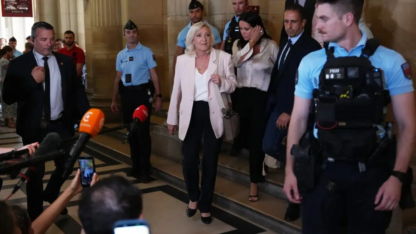 Marine Le Pen candideaza la presedintia Frantei. Judecatorii ii impun o bratara electronica