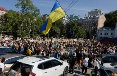 Sute de ucraineni protestează la Kiev. Oamenii cer revenirea ministrului Apărării Mîhailo Fedorov