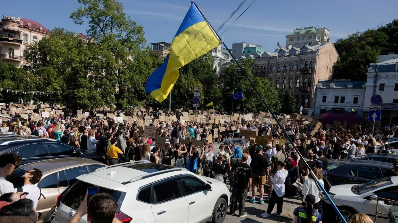 Sute de ucraineni protestează la Kiev. Oamenii cer revenirea ministrului Apărării Mîhailo Fedorov
