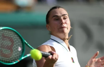 Naomi Osaka o elimina pe Arina Sabalenka la Wimbledon. Liderul mondial paraseste turneul