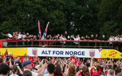 90.000 de norvegieni sarbatoresc echipa nationala. Printul Haakon a batut la toba pentru Haaland