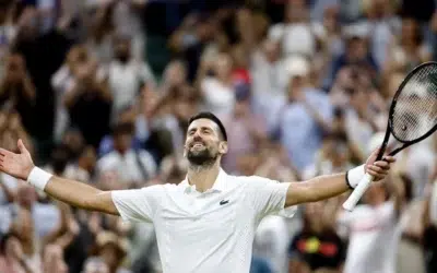 Djokovic castiga la Wimbledon dupa 5 ore si 15 minute. Sarbul se califica in semifinale